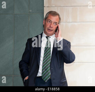 Nigel Farage sur la victoire à l'extérieur de l'Hôtel Intercontinental, rue Broadway London Uk avec l'équipe de l'UKIP pour célébrer l'élection 2014 MEP : Crédit Prixnews/Alamy Live News Banque D'Images