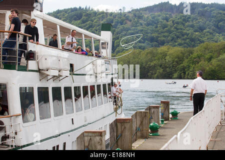 Le lac Windermere Cumbria UK 26 mai 2014 Soleil et les touristes Le Steamer Teal arrivant à Bowness Crédit : Gordon Shoosmith/Alamy Live News Banque D'Images