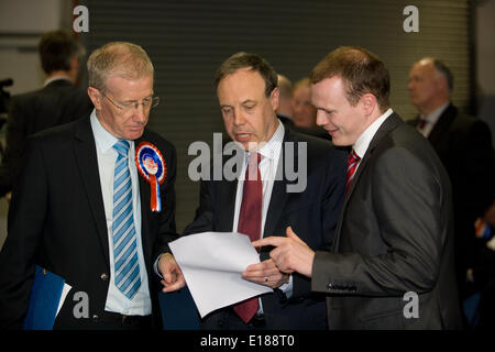 Belfast, Royaume-Uni. 26 mai, 2014. Gregory Campbell MLA, Nigel Dodds, député à l'élection européenne Crédit Résultats : Bonzo/Alamy Live News Banque D'Images