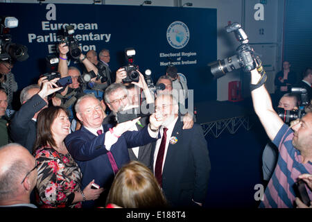 Belfast, Royaume-Uni. 26 mai, 2014. Gerry Adams, Martin McGuinness, Francie Molloy et Michelle Gildernew prendre un crédit Selfies : Bonzo/Alamy Live News Banque D'Images