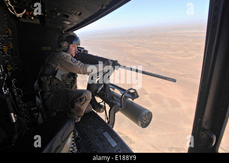 US Marine Cp David Smith, un porte hélicoptère canonnier, vise à une cible de l'intérieur d'un UH-1Y Venom lors d'un assaut d'hélicoptères d'attaque de la mission d'appui au cours de l'exploitation le 15 février 2014 dans la province d'Helmand, en Afghanistan. Banque D'Images