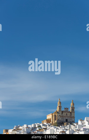 Paroisse de Notre Dame de l'Incarnation sur la colline sous le ciel bleu, Olvera, Andalousie'a, Espagne Banque D'Images