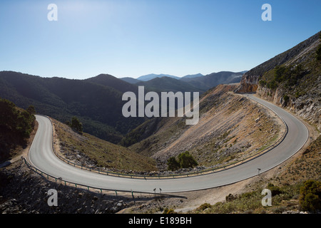 Sur les montagnes et route sinueuse Banque D'Images