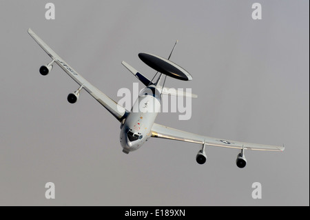 L'US Air Force E-3 Sentry, également connu sous le nom de système aéroporté d'alerte et de contrôle ou de type AWACS, lors d'une mission le 21 mai 2011 sur l'Afghanistan. Banque D'Images