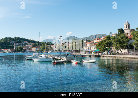 Le front de mer, Dubrovnik, avec bateaux amarrés sur la baie et l'église en arrière-plan, la Croatie, l'Europe Banque D'Images