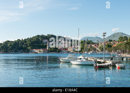 Le front de mer, Dubrovnik, avec bateaux amarrés sur la baie et l'église en arrière-plan, la Croatie, l'Europe Banque D'Images