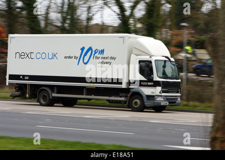 Suivant un chariot qui se déplace le long de la route A23 à Coulsdon, Surrey, Angleterre Banque D'Images