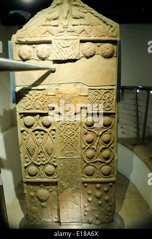 La pierre et l'Église Nigg Cross-Slab ,Easter -Ross en Écosse. Banque D'Images