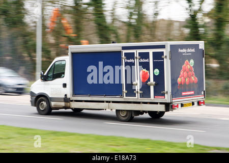 Un camion de livraison accueil Tesco voyageant le long de la route A23 à Coulsdon, Surrey, Angleterre Banque D'Images