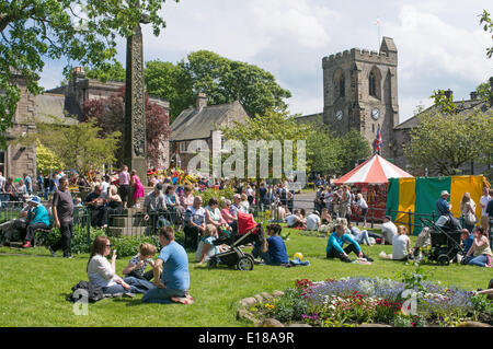 Rothbury, UK. 26 mai 2014. Foire de rue Rothbury, les gens assis au soleil sur le village vert (c) l'imagerie de Washington/Alamy Live News Banque D'Images