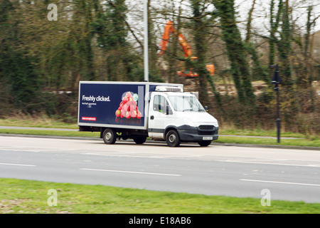 Un camion de livraison accueil Tesco voyageant le long de la route A23 à Coulsdon, Surrey, Angleterre Banque D'Images