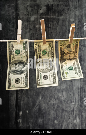 La monnaie américaine. USA argent, Dollar bills hanging sur corde attachée avec des pinces à linge. Banque D'Images