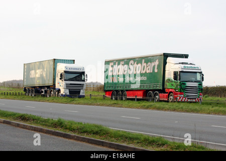 Camions voyageant le long de l'A417 à deux voies dans les Cotswolds, en Angleterre Banque D'Images