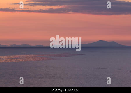 Aberystwyth, Pays de Galles, Royaume-Uni. 26 mai, 2014. La fin d'une belle maison de banque lundi ar Clarach Bay Holiday Village sur la côte de Ceredigion, alors que le soleil se couche sur la mer. Les montagnes de Gwynedd silhouetté contre le soleil couchant Crédit : atgof.co/Alamy Live News Banque D'Images