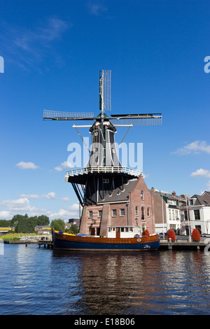 Le moulin de Adriaan distinctif Haarlem, Pays-Bas Banque D'Images