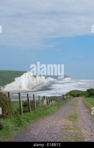 Vue des sept Sœurs par un jour de vent. La fin de la South Downs Way dans le parc national des South Downs dans l'East Sussex. Banque D'Images