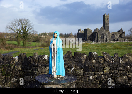 Maria en face de l'abbaye de Quin, comté de Clare, Irlande Banque D'Images