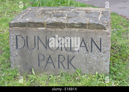 Marqueur d'une pierre à l'entrée de Dunorlan Park sur Pembury Road à Royal Tunbridge Wells, Kent. Banque D'Images