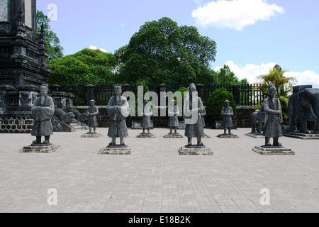 Statues dans le tombeau de l'Empereur Khai Dinh, Hue, Vietnam Banque D'Images