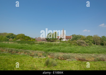 Une vue de l'église St Andrews et la maison du clergé dans la région de Seaford, un village pittoresque dans la vallée de la rivière Cuckmere dans Suss Banque D'Images