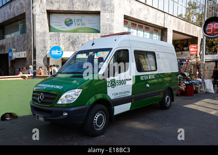 Les carabiniers du Chili la rétention de la police nationale de contrôle mobile movil véhicule au centre-ville de Santiago du Chili Banque D'Images