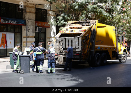 Les travailleurs de la ville avec les déchets refuser camion au centre-ville de Santiago du Chili Banque D'Images