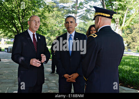 Le président américain Barack Obama est informé par Gary Davis, gauche, sous-chef de la Direction générale du programme MDW cérémonies et événements spéciaux, avant une cérémonie de dépôt de gerbes en reconnaissance de Memorial Day au cimetière national d'Arlington, le 26 mai 2014 à Arlington, VA. Banque D'Images