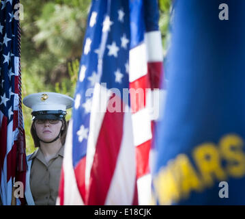 Dana Point, Californie, USA. 26 mai, 2014. Une dame Marine, dans le cadre de la 5ème Régiment de Marines, la garde d'honneur se distingue par de présenter les couleurs de Memorial Day lundi, 26 mai 2014.----Dana Point d'Anciens Combattants à l'étranger du Post 9934, avec l'Auxiliaire féminin et la ville de Dana Point, l'hôte de cette année, la cérémonie du Jour du Souvenir au parc des pins à Capistrano Beach. Credit : ZUMA Press, Inc./Alamy Live News Banque D'Images