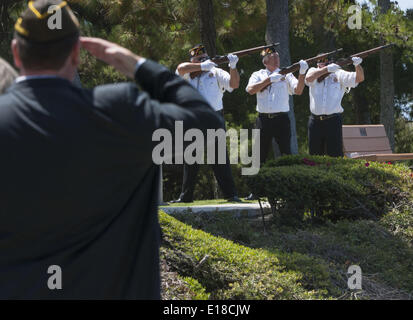 Dana Point, Californie, USA. 26 mai, 2014. 9934 VFW les membres effectuent une salve le lundi matin lors des cérémonies du Jour du Souvenir le lundi matin.----Dana Point d'Anciens Combattants à l'étranger du Post 9934, avec l'Auxiliaire féminin et la ville de Dana Point, l'hôte de cette année, la cérémonie du Jour du Souvenir au parc des pins à Capistrano Beach. Credit : ZUMA Press, Inc./Alamy Live News Banque D'Images