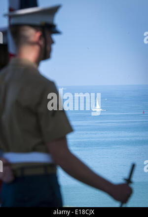 Dana Point, Californie, USA. 26 mai, 2014. Un membre de la garde des couleurs de l'US Marine est à l'aise lors des cérémonies du Jour du Souvenir le lundi de Dana Point.----Dana Point d'Anciens Combattants à l'étranger du Post 9934, avec l'Auxiliaire féminin et la ville de Dana Point, l'hôte de cette année, la cérémonie du Jour du Souvenir au parc des pins à Capistrano Beach. Credit : ZUMA Press, Inc./Alamy Live News Banque D'Images