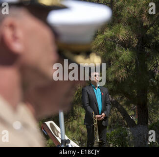 Dana Point, Californie, USA. 26 mai, 2014. Le trompettiste, David Longoria, de Pasadena, en tient à jouer au cours de robinets Memorial Day le Lundi, Mai 26, 2014----Dana Point d'Anciens Combattants à l'étranger du Post 9934, avec l'Auxiliaire féminin et la ville de Dana Point, l'hôte de cette année, la cérémonie du Jour du Souvenir au parc des pins à Capistrano Beach. Credit : ZUMA Press, Inc./Alamy Live News Banque D'Images