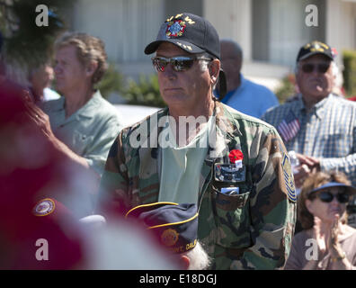 Dana Point, Californie, USA. 26 mai, 2014. Un vétéran du Vietnam de l'US Air Force se lève pour être reconnu lundi matin.----Dana Point d'Anciens Combattants à l'étranger du Post 9934, avec l'Auxiliaire féminin et la ville de Dana Point, l'hôte de cette année, la cérémonie du Jour du Souvenir au parc des pins à Capistrano Beach. Credit : ZUMA Press, Inc./Alamy Live News Banque D'Images