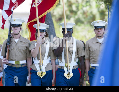 Dana Point, Californie, USA. 26 mai, 2014. Une dame Marine, dans le cadre de la 5ème Régiment de Marines, la garde d'honneur se distingue par de présenter les couleurs de Memorial Day lundi, 26 mai 2014.----Dana Point d'Anciens Combattants à l'étranger du Post 9934, avec l'Auxiliaire féminin et la ville de Dana Point, l'hôte de cette année, la cérémonie du Jour du Souvenir au parc des pins à Capistrano Beach. Credit : ZUMA Press, Inc./Alamy Live News Banque D'Images