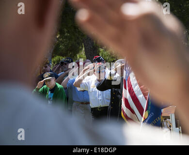 Dana Point, Californie, USA. 26 mai, 2014. Les membres de la communauté, les résidents locaux et d'assister à l'hommage aux anciens combattants, tombé lundi matin.----Dana Point d'Anciens Combattants à l'étranger du Post 9934, avec l'Auxiliaire féminin et la ville de Dana Point, l'hôte de cette année, la cérémonie du Jour du Souvenir au parc des pins à Capistrano Beach. Credit : ZUMA Press, Inc./Alamy Live News Banque D'Images