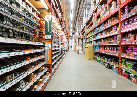 Allée dans un magasin de matériel de Home Depot. Banque D'Images