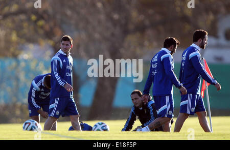 Buenos Aires, Argentine. 26 mai, 2014. Lionel Messi (2e L) de l'équipe nationale de soccer prend part à une session de formation à la propriété de l'Assossiation Soccer argentin, dans la ville de Ezeiza, Argentine, le 26 mai 2014. Credit : Juan Roleri/TELAM/Xinhua/Alamy Live News Banque D'Images