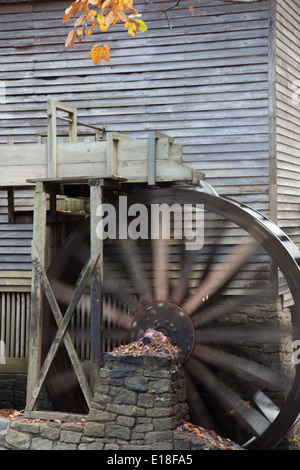 Roue de l'eau sur un vieux moulin en bois Banque D'Images