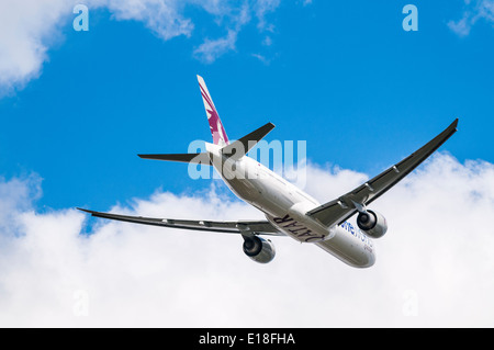 Vue arrière du Qatar Airways Boeing 777 avion dans un monde de couleurs après avoir décollé de l'aéroport London Heathrow Banque D'Images