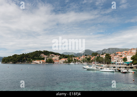 Le front de mer, Dubrovnik, avec bateaux amarrés sur la baie et l'église en vue, Italy, Europe Banque D'Images