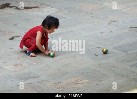 Les enfants, le Népal,Asia,Jeune fille jouant sur la rue avec des balles. Banque D'Images