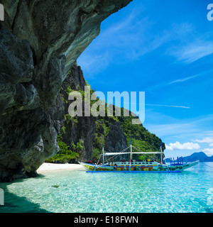 Island hopping avec banca traditionnels voile à El Nido - Philippines Palawan , . Banque D'Images