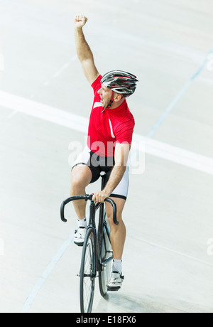 Track cyclist celebrating in velodrome Banque D'Images