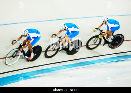 L'équipe de cyclisme sur piste de compétition au vélodrome Banque D'Images