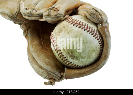Photo horizontale gros plan d'un vieux sale à l'intérieur d'un baseball gant très utilisé isolated on white Banque D'Images