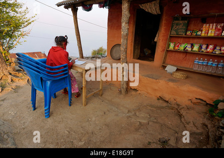 Les enfants, le Népal,Asia,Jeune fille à faire des devoirs à la maison, des scènes de rue franche,photos,froidement, mignon,c'est la vie, la photographie Banque D'Images