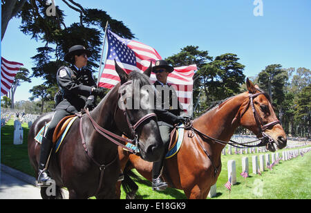 San Francisco, 26 mai 2014. Parc national d'assurer la sécurité de la police montée à la 146e de Memorial Day at the Presidio de San Francisco cimetière. Credit : Bob Kreisel/Alamy Live News Banque D'Images