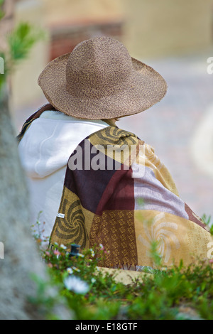Dame au chapeau, assis à côté de la plage sur Crescent Ave, Avalon, Santa Catalina Island, Californie. Banque D'Images