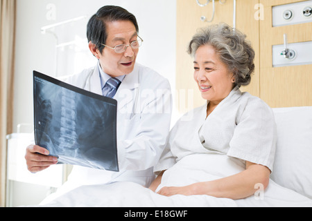 Doctor showing image radiographique au patient Banque D'Images