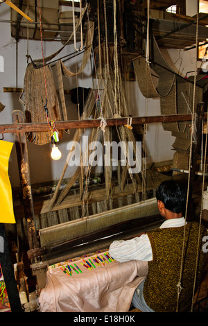 Travaux correctifs Quilt,des,des tisseurs de soie Varanasi Brocades,siècle vieille tradition, textiles,tisser,Varanasi, Uttar Pradesh, Inde Banque D'Images