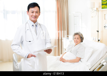 Doctor with patient in hospital Banque D'Images